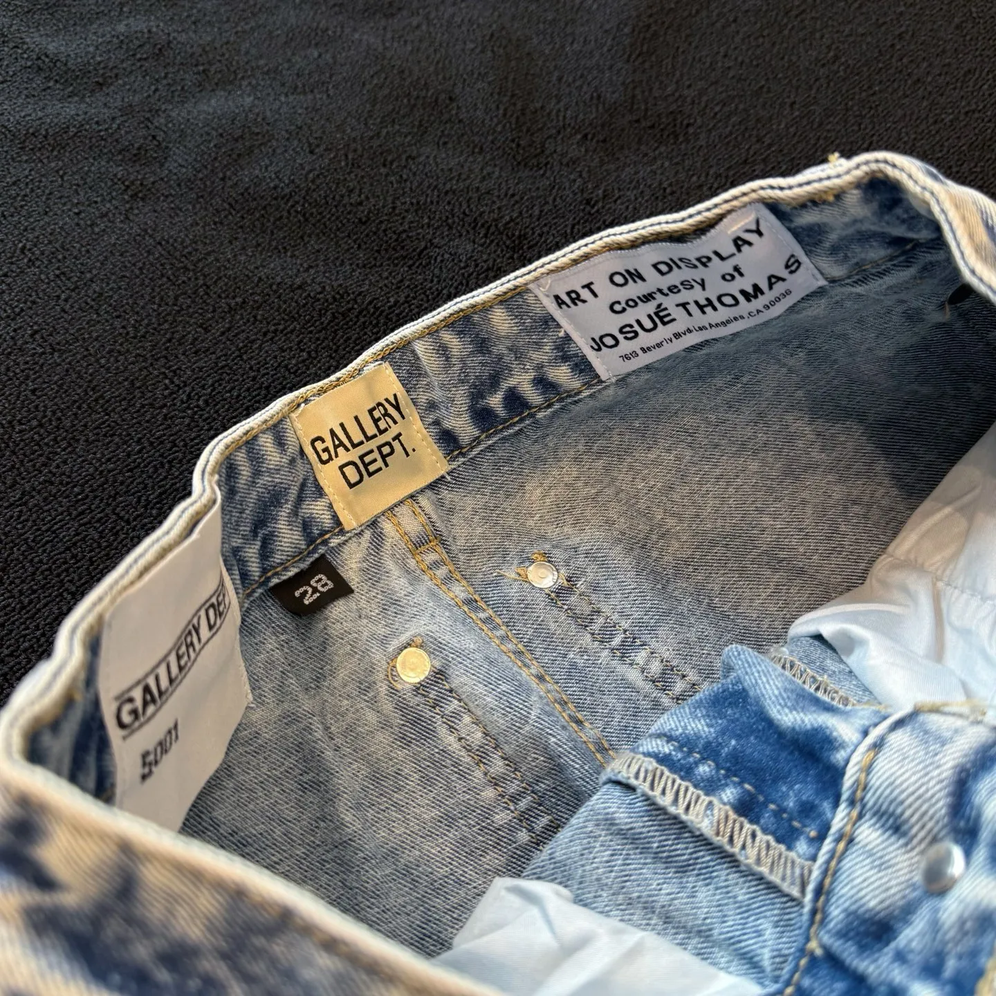 P230 model number: D401 GALLERY DEPT micro-flared distressed distressed jeans, three-dimensional version, loose and comfortable, not picky about body shape, factory precision, original factory quality control, same style for men and women, can be matched with couples, versatile recommendation, must-have denim for all seasons, made of heavy-duty washed pure cotton denim fabric. After washing, it is soft and thick, very stylish when worn. Size: 28, 30, 32, 34, 36 (S-XXL) Color: Splicing Size reference # 28 pants length 100 waist 72 30 pants length 102 waist 76 32 pants length 104 waist 80 34 pants length 106 waist 84 36 pants length 108 waist 88